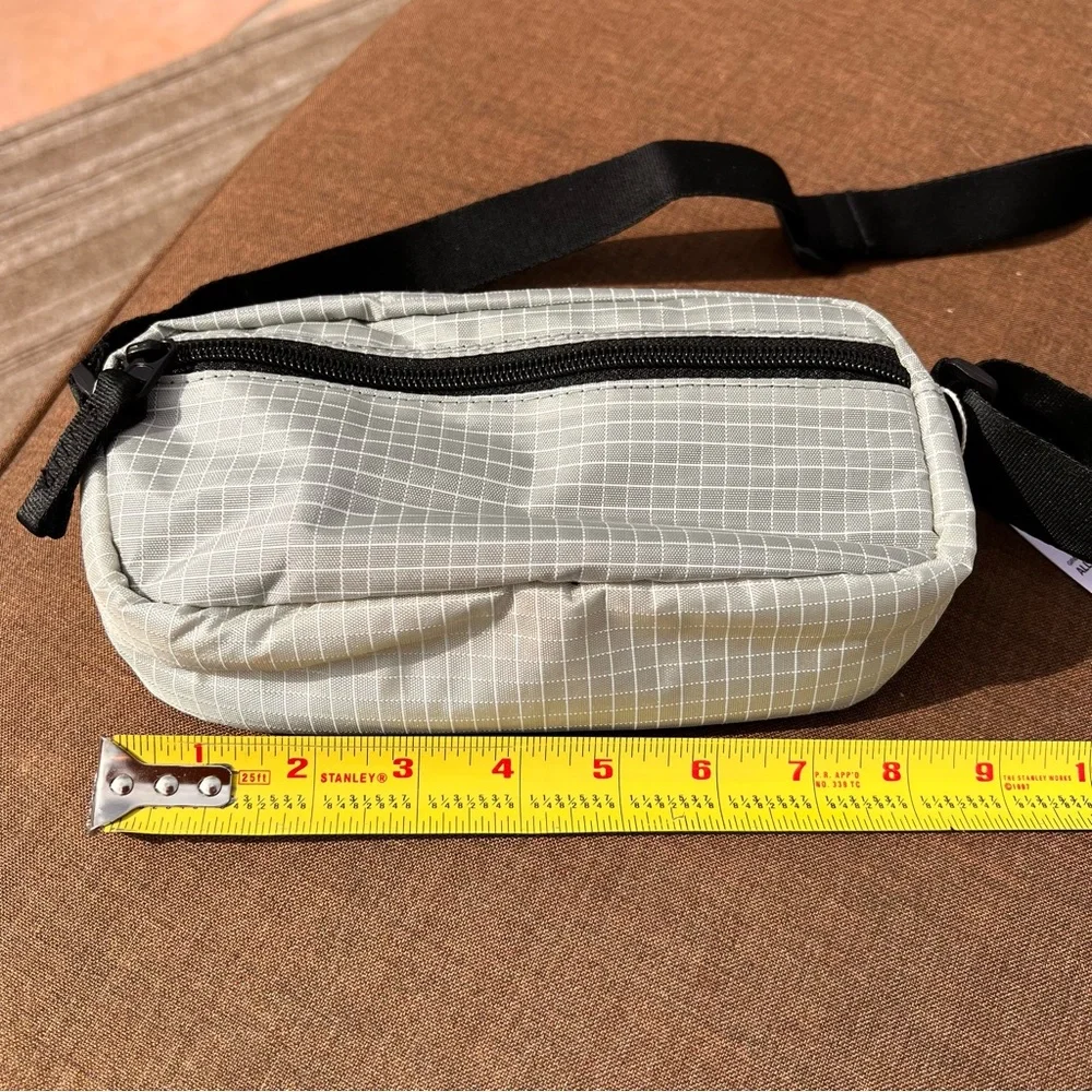 Urban Outfitters NWT Ripstop Rectangular Crossbody Pouch Gray W/Black Strap - Picture 7 of 10